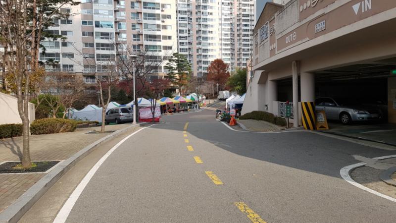 단지를 관통하여 이어져 있는 단지 내 도로이에요
