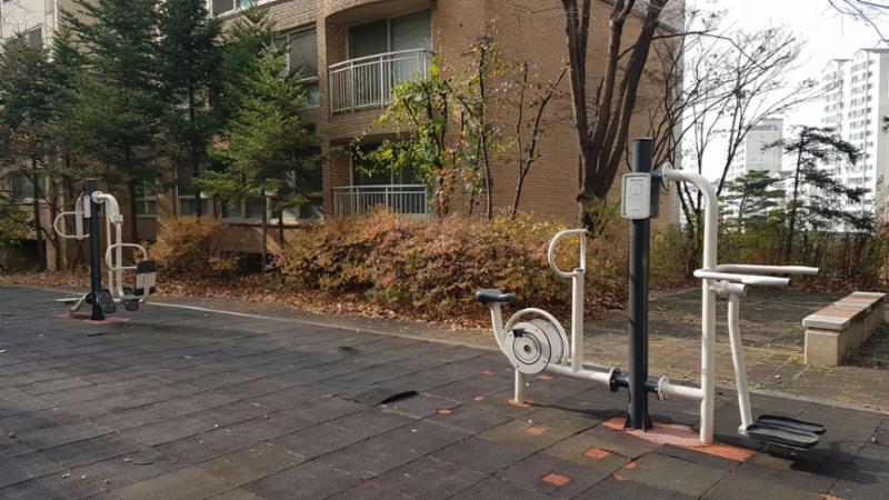 단지 내에 운동시설이 설치되어 있어요