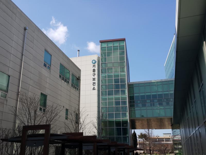 단지 근방에 있는 보건소로써 간단한 진료, 예방접종 받을수 있어서 편리하게 이용이 가능할 것 같습니다