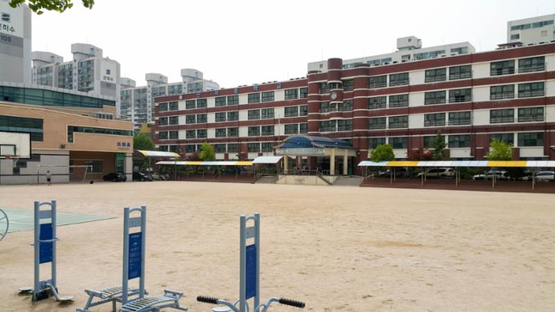 단지 인근에 위치한 신곡중학교입니다