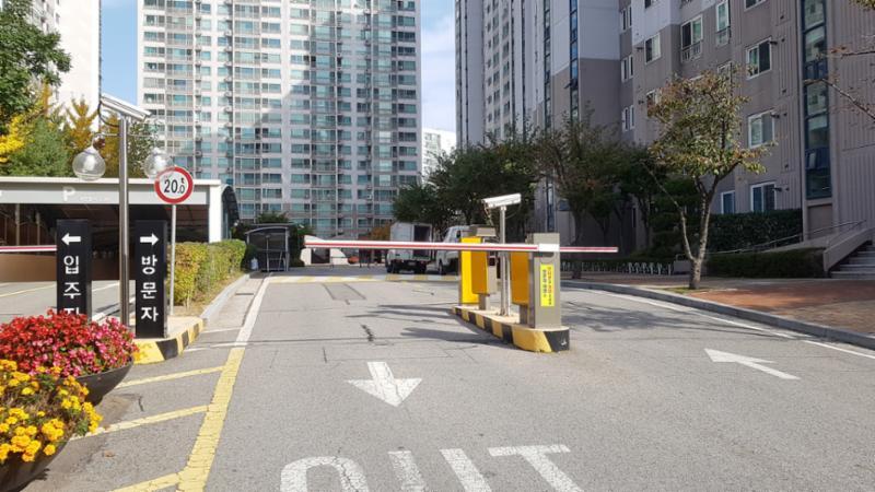 입주자와 방문자의 출입 통로가 나누어져 있는 단지 정문이에요