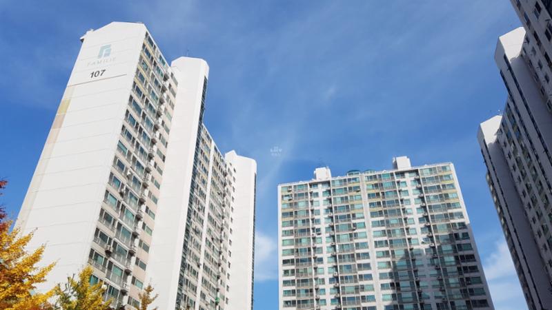 대부분의 가구가 남향으로 향해 있어 채광 및 환기가 좋아 쾌적한 주거 환경을 제공해요