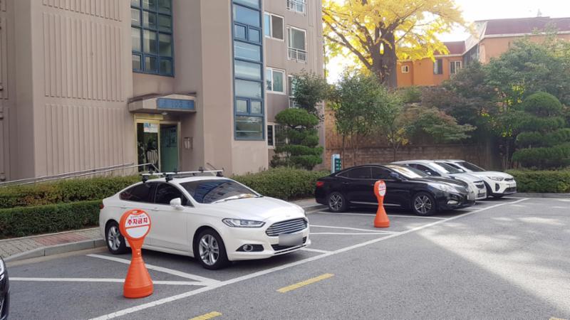도로와 인접해 있는 지상 주차장입니다