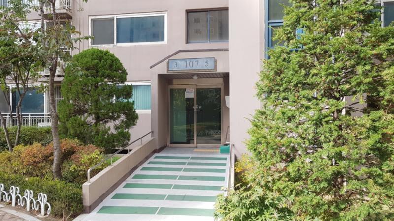 보안 시스템이 설치된 공용현관이에요