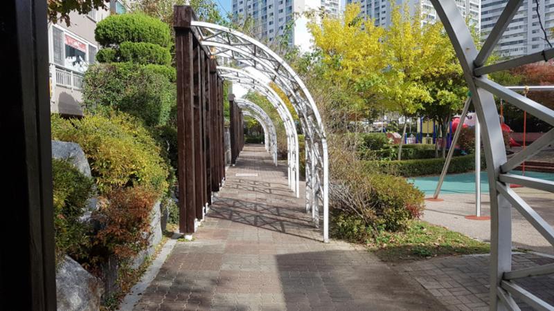 멀리 나가지 않고도 단지 내에서 여유로운 산책을 즐길 수 있도록 마련된 산책로에요