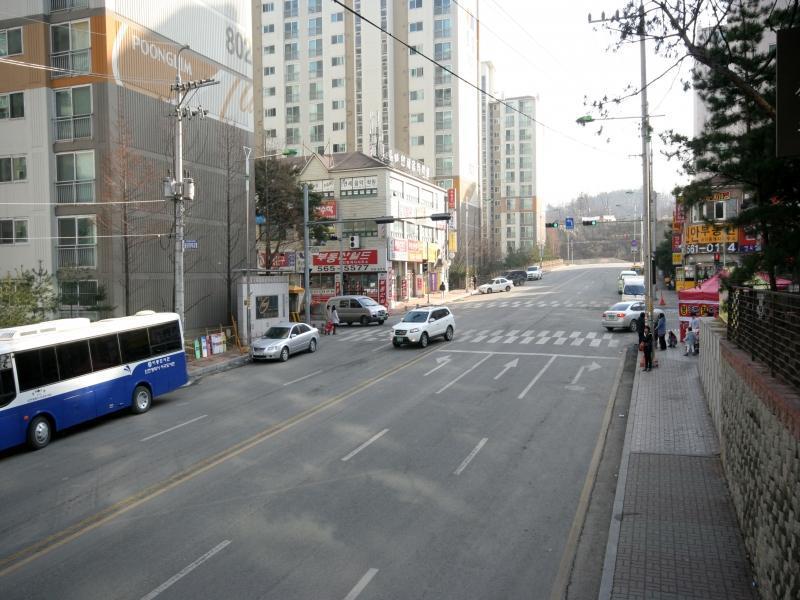 정문앞도로전경