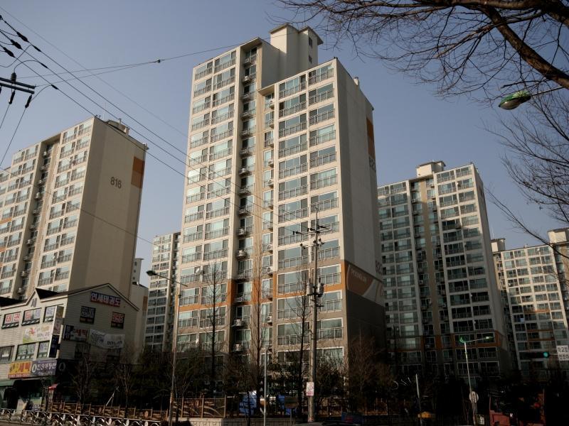 823동
