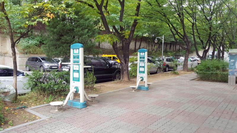우성1차의 단지 내 마련되어 있는 간단한 운동시설이에요