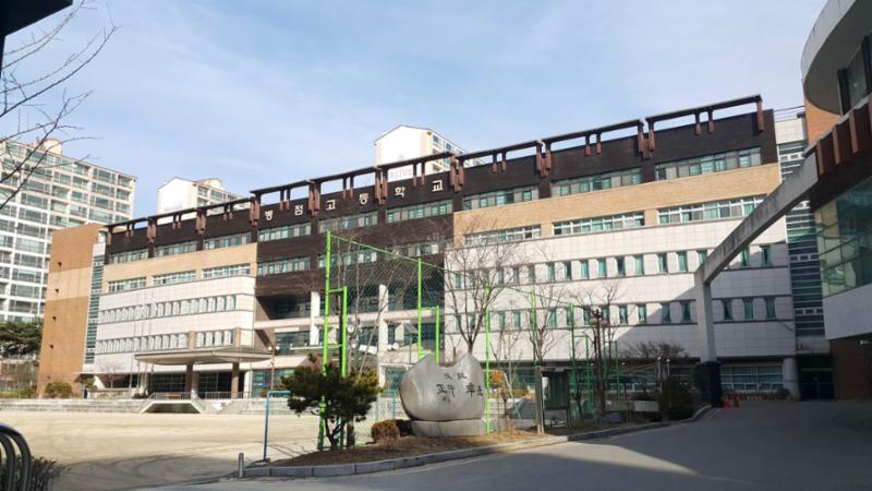 단지와 인접한 곳에 위치한 병점고등학교입니다