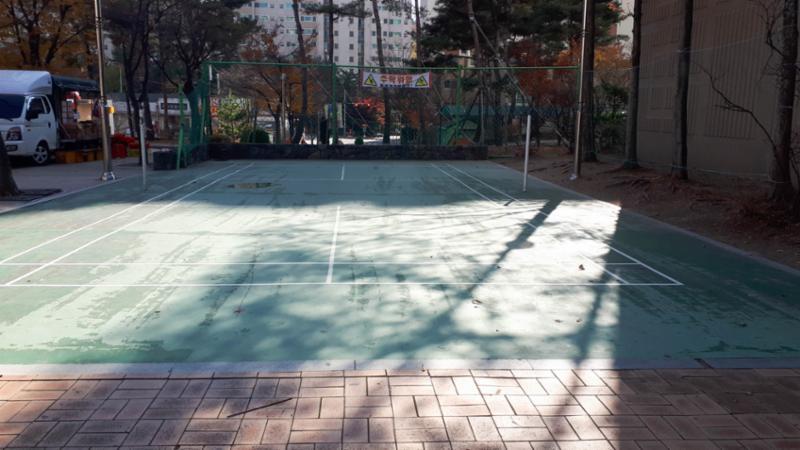 단지 내 넉넉한 공간의 공터가 있어 간단한 맨손체조와 운동을 즐길 수 있습니다