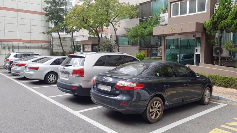 단지 내 지상 주차장이에요