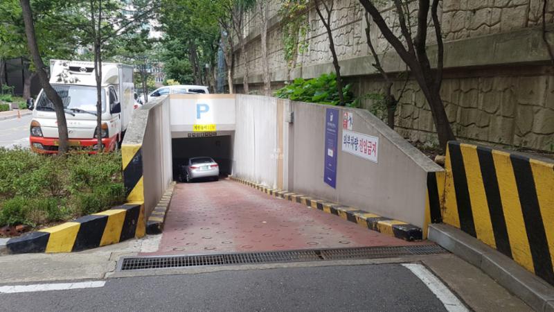 단지 내 지하주차장 출입구에요