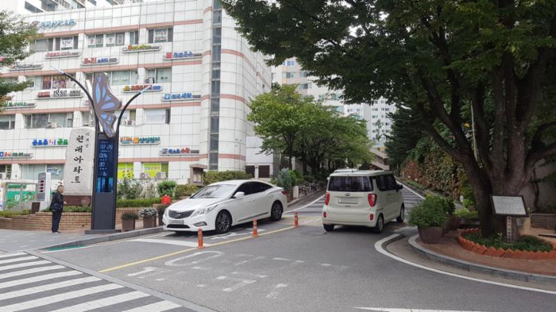 단지 정문이에요