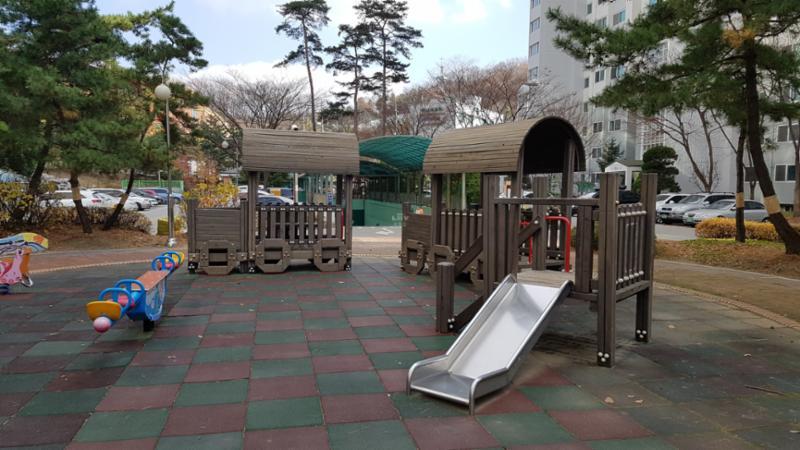 아이들이 뛰어놀 수 있는 놀이터이에요
