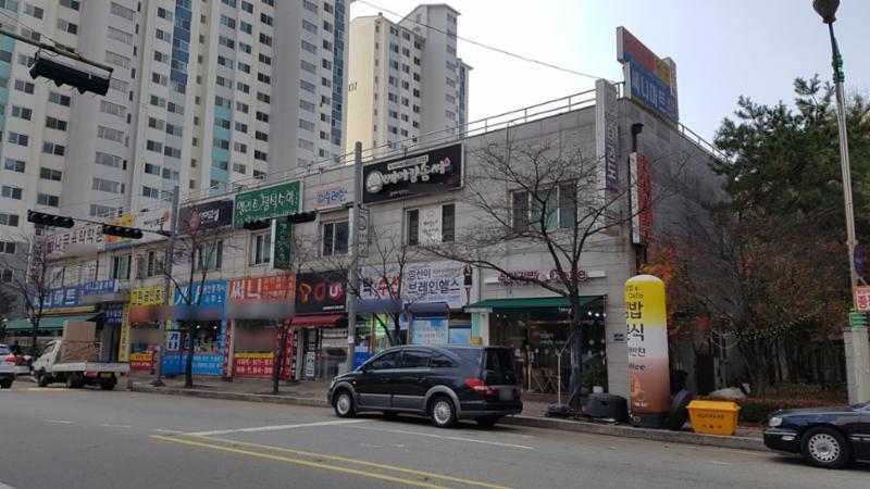 단지 내 상가가 배치되어 있고 다양한 업종의 상가들이 입점해 입주민들이 멀리 가지 않아도 편리하게 이용할 수 있도록 신경 쓴 모습이에요