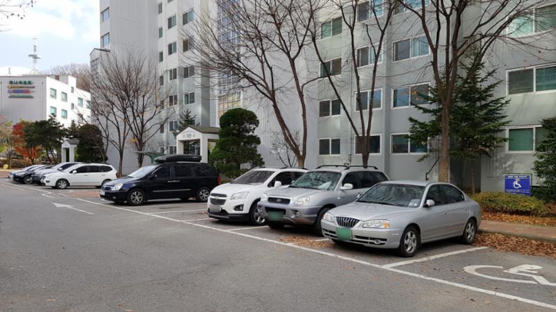 현관과 바로 연결되는 지상 주차장이에요