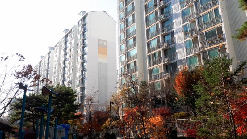 고급스러운 디자인과 차별화된 분위기로 단지의 품격을 한층 더 높이는 느치미마을주공2단지 전경 모습이에요