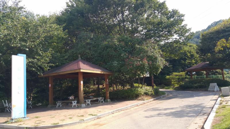 단지 주변으로 안산시민공원이 위치해 있습니다