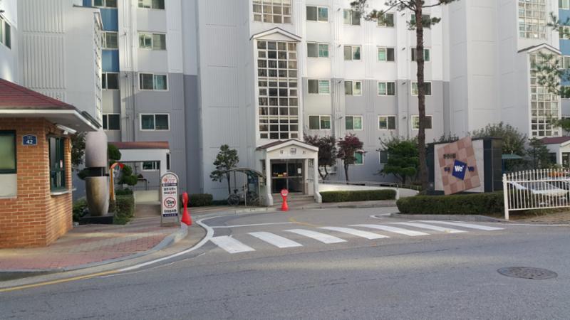 안산신길두산위브 아파트 단지정문 입니다