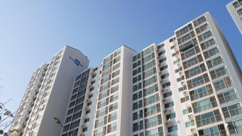 심플한 외관 디자인으로 품격있고 고급스러움이 느껴지는 단지 모습이에요