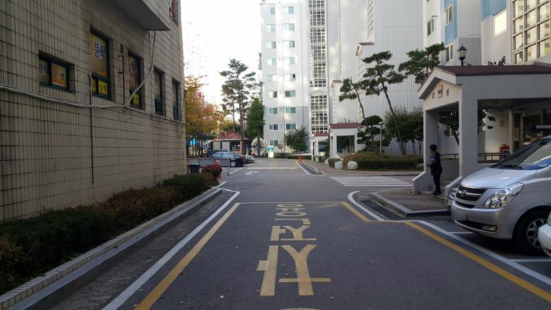 지상주차장과 인접한 단지내 도로 입니다