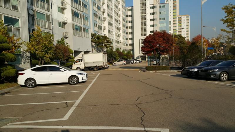 넉넉한 주차공간을 갖춘 지상주차장 입니다
