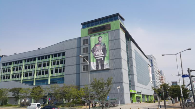단지 주변에 위치한 이마트트레이더스[안산신길점] 입니다