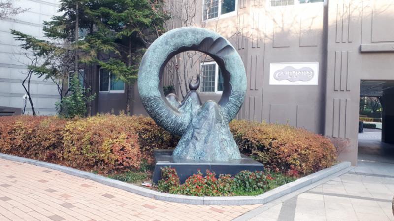 단지 곳곳에 잘 관리된 화단과 다양한 조형물이 갖춰져 있어 보는 재미가 있는 단지전경이에요