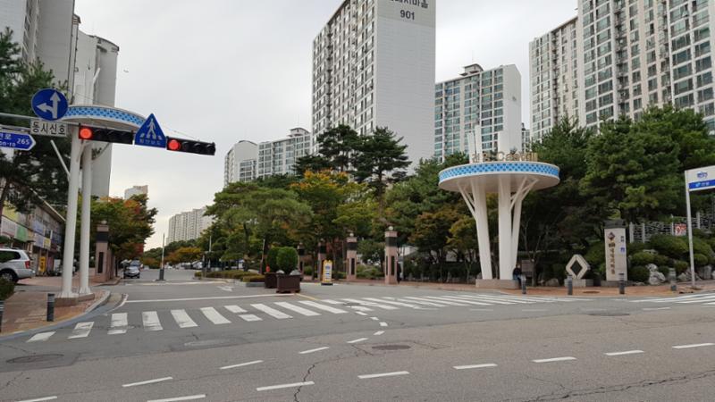 건영 캐스빌을 상징하는 듯한 문주가 세워진 단지 정문이에요
