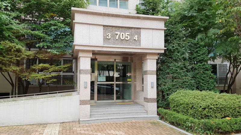 고급스러운 디자인의 공용현관 입구이에요