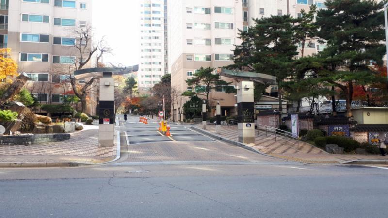 멋스러운 문주가 돋보이는 단지 정문이에요