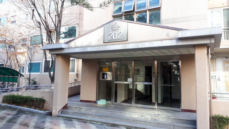 고급스러운 디자인의 1층 공용현관 입구에요