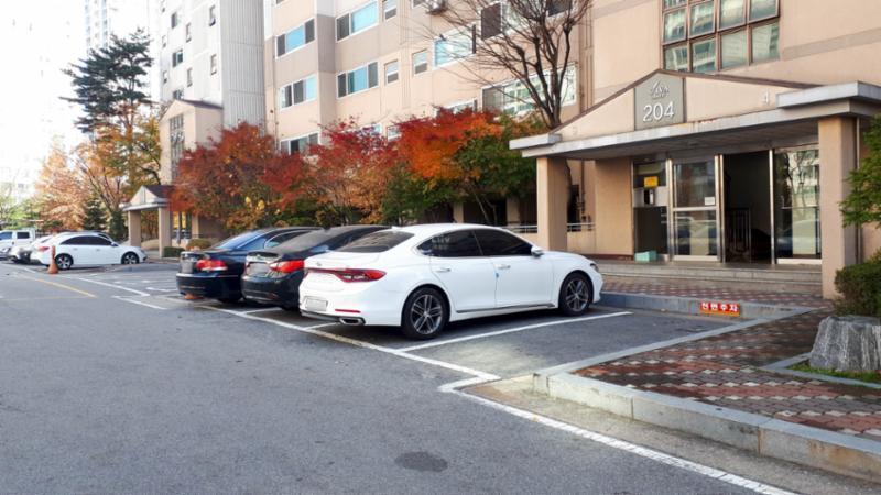 단지 현관 곳곳마다 지상 주차장이 마련되어 있고 넓이 또한 넉넉하여 차량 간의 불편사항이 없으며 도로와 인접해 정문이나 후문으로 이동이 편해집니다