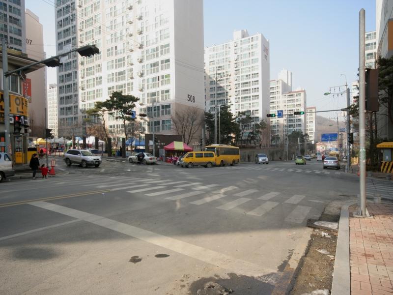 정문앞도로