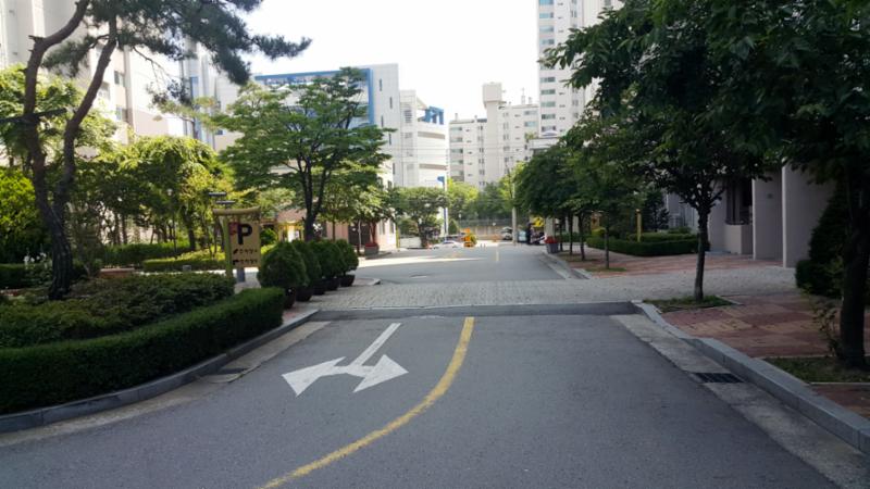 벽돌 타일로 지어진 보행로에요