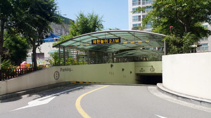 단지 내 주차장 출입구이고요