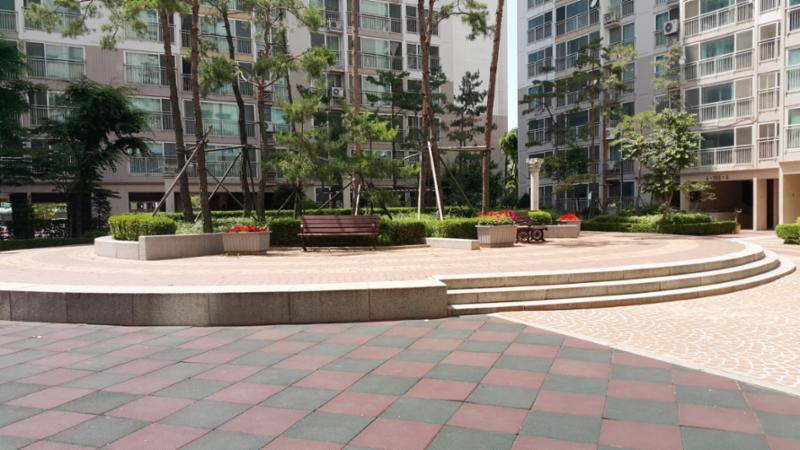 나무 그늘 밑 벤치에 앉아 편안하게 휴식을 취할 수 있는 휴식공간이에요