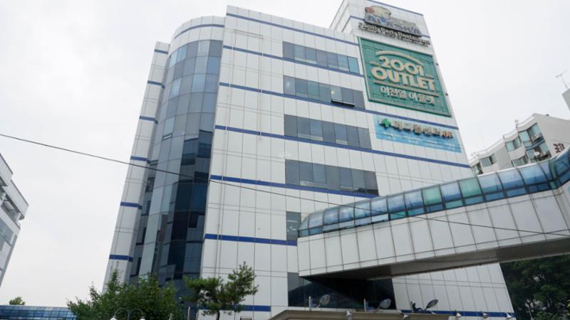 삼환로즈빌 아파트 단지 인근에는 2001아울렛(구로점)이 위치하고 있어 입주민들의 문화,여가,쇼핑생활을 모두 풍족하게 만족시켜줍니다