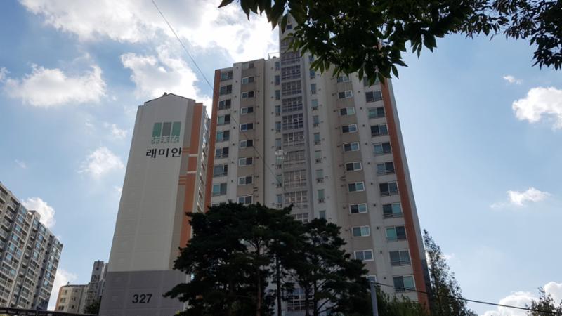 단지만의 특별한 외관 디자인으로 품격 있고 고급스러움이 느껴지는 단지 모습이에요