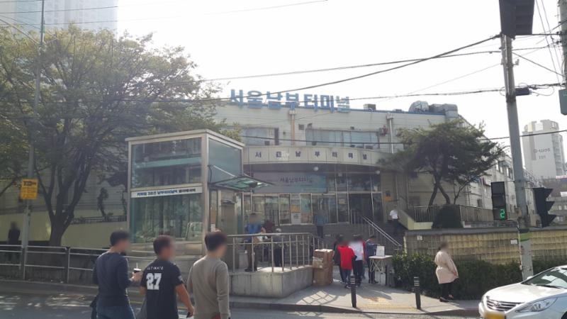 단지 근처에 있는 서울남부터미널입니다