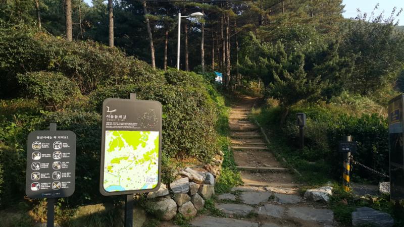 단지 주변에 위치한 우면산도시자연공원입니다