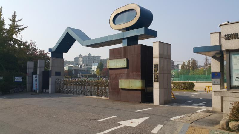 단지와 인접한 곳에 서울고등학교가 위치하고 있어 편안하게 통학이 가능한 거리로 학생들은 편리하게 다닐수 있어서 좋습니다