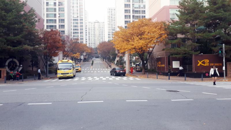 보행자들의 안전을 배려해 횡단보도가 있는 신봉마을자이2차 단지정문이에요