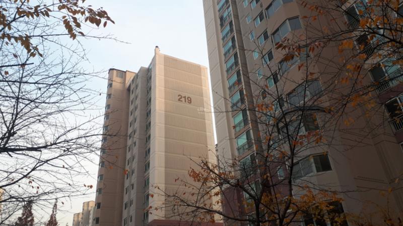다른 각도에서 바라본 신봉마을자이2차 단지 전경이에요