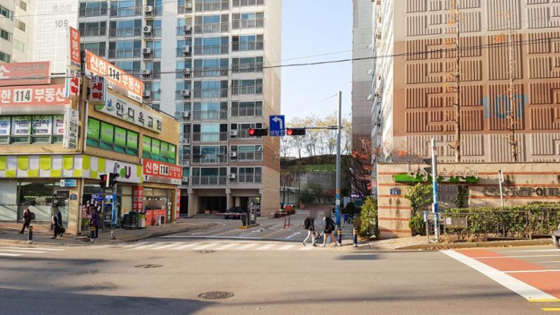 다정마을신한에스빌1단지의 단지 정문 출입구에요