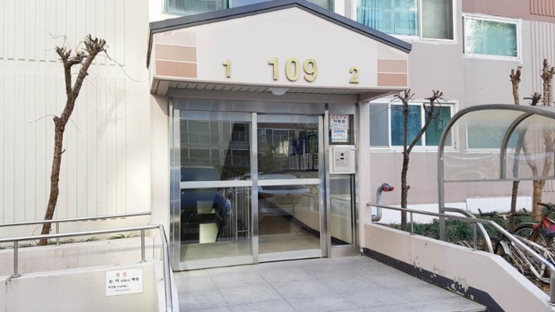 다정마을신한에스빌1단지의 109동 1층 공용현관 입구에요