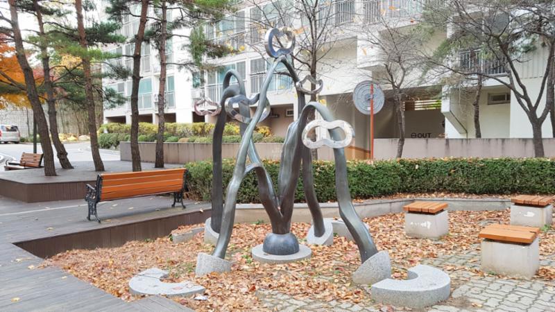 단지 내에 조성되어 있는 독특한 디자인의 조형물이에요