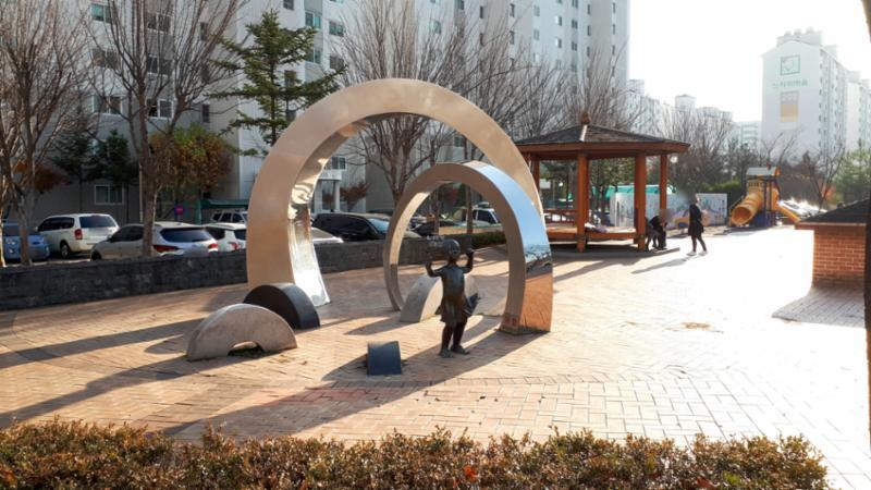 단지 곳곳에 잘 관리된 화단과 다양한 조형물이 갖춰져 있어 보는 재미가 있는 단지 전경이에요