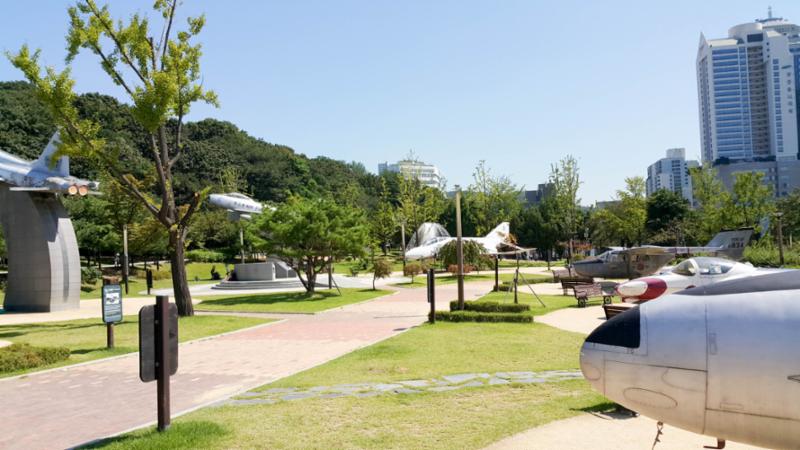 단지 인근에 보라매공원이 위치해 있습니다