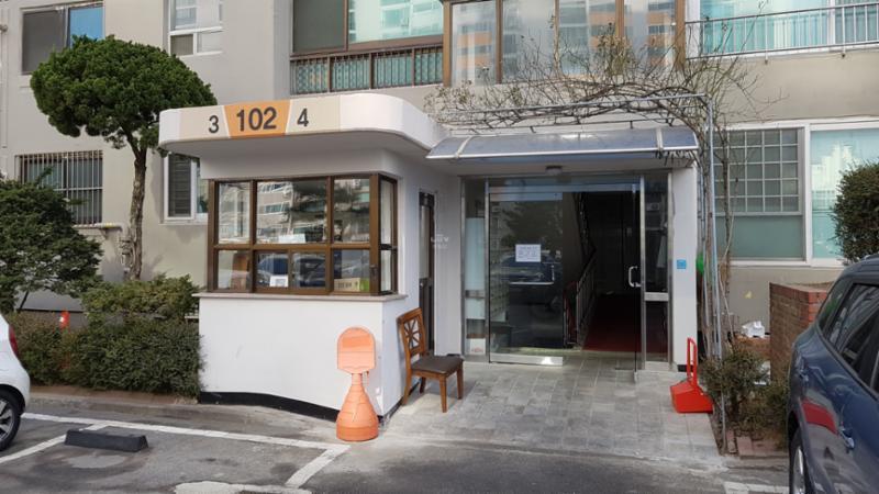 성원아파트 102동 1층 공용현관 모습이에요